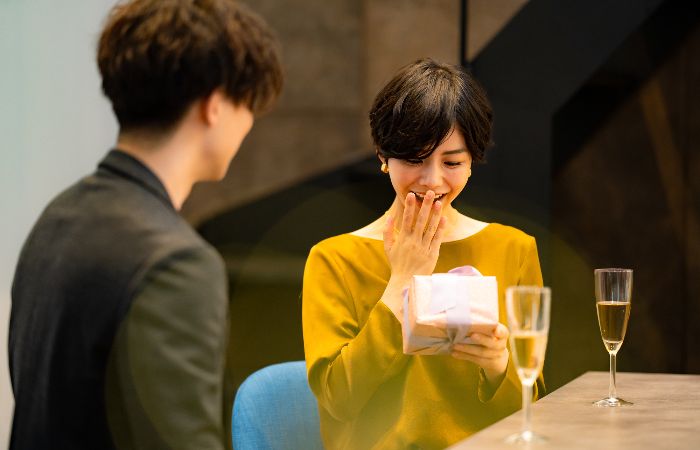 職場の上司に可愛がられている女性